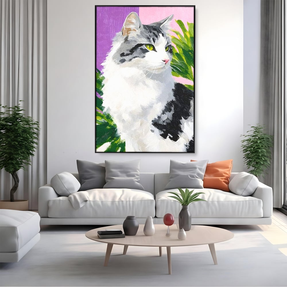 Tablou canvas cu pictura cu portret de pisica, in rama de aluminiu negru, pe perete intr-un living